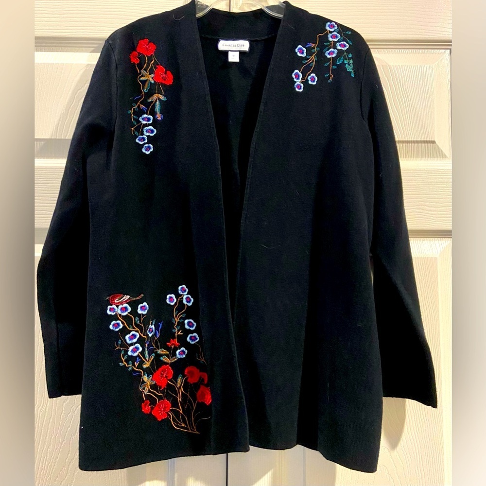Lovely Women’s Charter Club sweater cardigan floral embroidery size Medium EUC